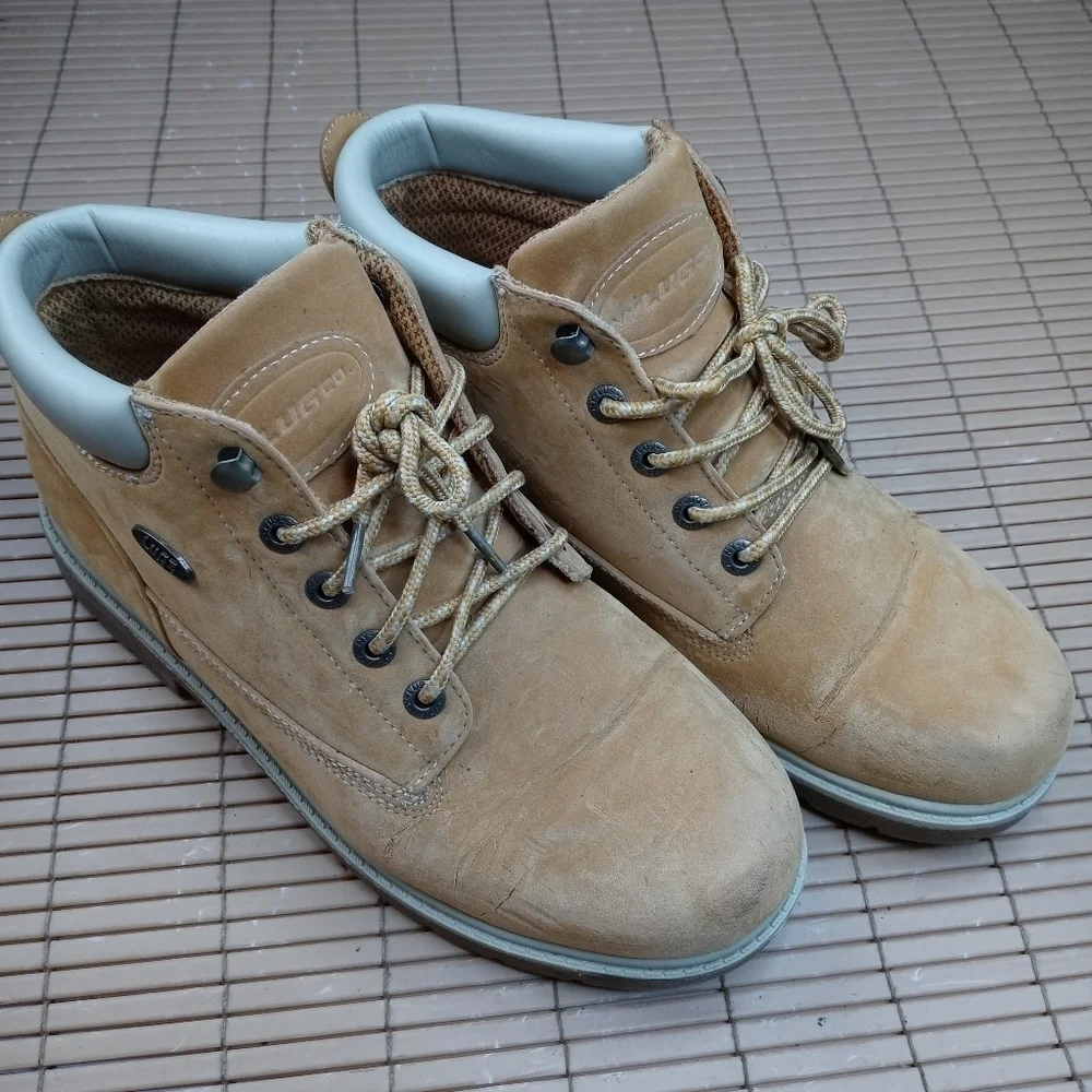 Lugz men's sz 11M lace tan ankle boots. 7431. Some flaking on toe-bend. See last